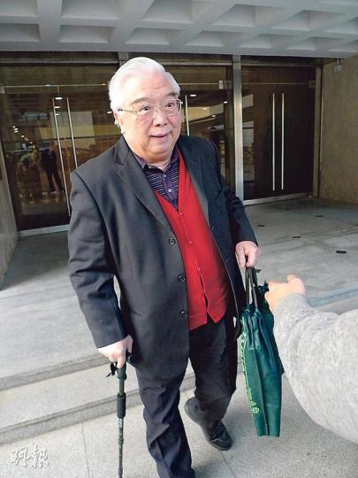 曾當立法局議員的劉華森表示,2000年董事局討論後,決定向長實追收餘款,他無權推翻董事局的決策。(何偉畧攝) 曾當立法局議員的劉華森表示,2000年董事局討論後,決定向長實追收餘款,他無權推翻董事局的決策。(何偉畧攝)