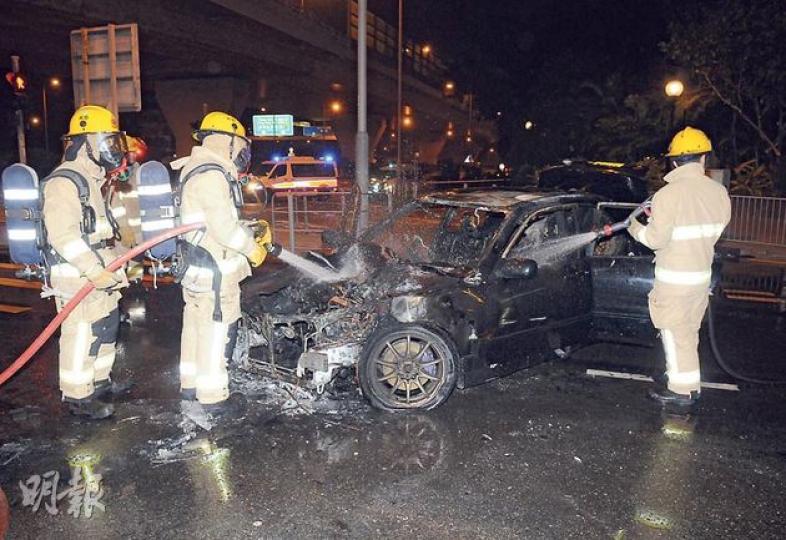 一輛凌志房車在觀塘偉業街撞車後起火,消防趕至救熄火警,但房車已付諸一炬,肇禍司機及兩名乘客則不知所終。(蔡方山攝) 一輛凌志房車在觀塘偉業街撞車後起火,消防趕至救熄火警,但房車已付諸一炬,肇禍司機及兩名乘客則不知所終。(蔡方山攝)