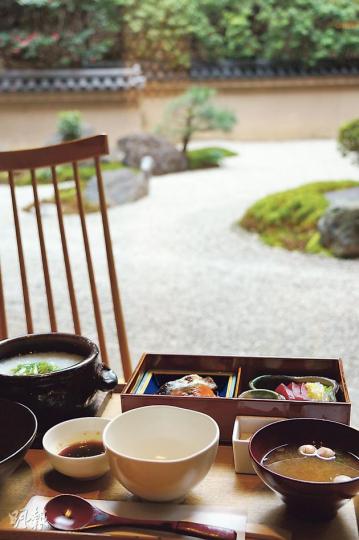 「七草粥」早餐定食是名副其實的「季節限定」,供應3天便完了。(陳俊偉攝)七草粥表面的鮮嫩青葱,正象徵寒冷季節後的全新生命力。(陳俊偉攝) 「七草粥」早餐定食是名副其實的「季節限定」,供應3天便完了。(陳俊偉攝)七草粥表面的鮮嫩青葱,正象徵寒冷季節後的全新生命力。(陳俊偉攝)