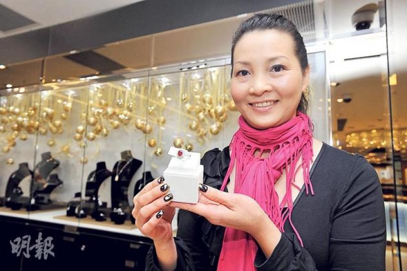 ISA Boutique人力資源部總監謝美薇表示,漢口道新店安裝了「智能飾櫃」系統,每款珠寶首飾的銷量及顧客試看或試帶的次數,都會即時統計和儲存進電腦系統。(葉家豪攝)ISA Boutique漢口道新店銷售眼鏡的櫃枱亦已應用了RFID技術來進行盤點,以大幅提高效率。(葉家豪攝) ISA Boutique人力資源部總監謝美薇表示,漢口道新店安裝了「智能飾櫃」系統,每款珠寶首飾的銷量及顧客試看或試帶的次數,都會即時統計和儲存進電腦系統。(葉家豪攝)ISA Boutique漢口道新店銷售眼鏡的櫃枱亦已應用了RFID技術來進行盤點,以大幅提高效率。(葉家豪攝)