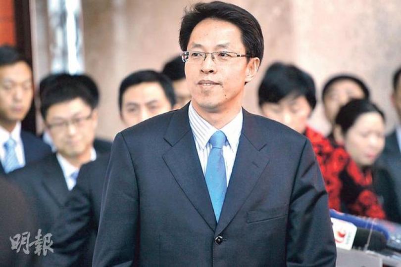 中聯辦主任張曉明上任3周首次出席公開活動,一改低調作風,主動跟記者談話,表示中央對香港的政策不存在「收緊不收緊」的問題,強調十八大提出的對港大方針及中央政府長期以來對港的方針政策是一脈相承。(李紹昌攝)中聯辦主任張曉明(前排右三)昨日出席香港各界青少年活動委員會主辦的青年論壇,擔任大會「主禮嘉賓」,港府民政事務局長曾德成(前排右四)則只列作「嘉賓」。張曉明在活動前特別表明,「西環不治港,但是西環要盡職」。(李紹昌攝)(明報製圖) 中聯辦主任張曉明上任3周首次出席公開活動,一改低調作風,主動跟記者談話,表示中央對香港的政策不存在「收緊不收緊」的問題,強調十八大提出的對港大方針及中央政府長期以來對港的方針政策是一脈相承。(李紹昌攝)中聯辦主任張曉明(前排右三)昨日出席香港各界青少年活動委員會主辦的青年論壇,擔任大會「主禮嘉賓」,港府民政事務局長曾德成(前排右四)則只列作「嘉賓」。張曉明在活動前特別表明,「西環不治港,但是西環要盡職」。(李紹昌攝)(明報製圖)
