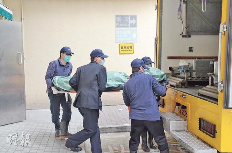 疑因飲下太多「威士忌溝綠茶」,在的士上猝死的24歲青年歐陽俊杰,送院搶救後不治,其屍體由仵作送往殮房(圖)。(雲錦鋒攝) 疑因飲下太多「威士忌溝綠茶」,在的士上猝死的24歲青年歐陽俊杰,送院搶救後不治,其屍體由仵作送往殮房(圖)。(雲錦鋒攝)