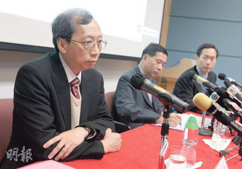 嶺大昨公布超收調查報告,就嶺大協理副校長陳增聲去留問題,校董會主席陳智思(右)不願正面回應,只表示已用嚴厲措辭批評,相信「有關人士要有適當安排」。左為嶺大校長陳玉樹,中為調查委員會召集人葉成慶。(李澤彤攝)(明報製圖) 嶺大昨公布超收調查報告,就嶺大協理副校長陳增聲去留問題,校董會主席陳智思(右)不願正面回應,只表示已用嚴厲措辭批評,相信「有關人士要有適當安排」。左為嶺大校長陳玉樹,中為調查委員會召集人葉成慶。(李澤彤攝)(明報製圖)