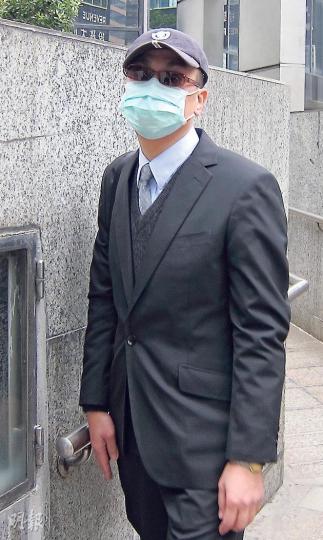 案發時任庭警的李國基(圖)昨早有預備,戴上口罩、墨鏡及鴨舌帽才離開法院。(林綺琪攝) 案發時任庭警的李國基(圖)昨早有預備,戴上口罩、墨鏡及鴨舌帽才離開法院。(林綺琪攝)