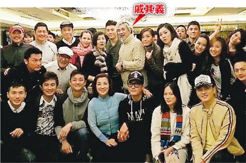 戚其義離開無綫,前晚《金枝慾孽(貳)》演員陳豪、蔡少芬、伍詠薇等人與戲劇製作總監曾勵珍歡送他。(微博圖片) 戚其義離開無綫,前晚《金枝慾孽(貳)》演員陳豪、蔡少芬、伍詠薇等人與戲劇製作總監曾勵珍歡送他。(微博圖片)