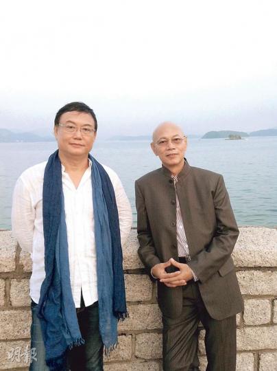 羅家英接受嚴浩(左)訪問暢談患癌經歷。(微博圖片) 羅家英接受嚴浩(左)訪問暢談患癌經歷。(微博圖片)