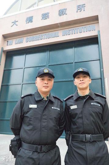前晚懲教主任李凌峰(右)及懲教署二級懲教助理余志銘(左)見義勇為,就地取材用「膠啤酒格」制服斬傷保安員的精神病漢。他們希望保安員早日康復。警方消息稱有意提名兩人取好市民獎。(衛永康攝) 前晚懲教主任李凌峰(右)及懲教署二級懲教助理余志銘(左)見義勇為,就地取材用「膠啤酒格」制服斬傷保安員的精神病漢。他們希望保安員早日康復。警方消息稱有意提名兩人取好市民獎。(衛永康攝)