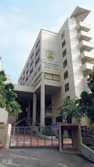 德望學校是傳統名校,學生成績良好,但其功課量之多亦令部分家長及學生吃不消,有專家提醒家長為子女選校時必須考慮子女性格是否適合該校的教學模式。(林智傑攝) 德望學校是傳統名校,學生成績良好,但其功課量之多亦令部分家長及學生吃不消,有專家提醒家長為子女選校時必須考慮子女性格是否適合該校的教學模式。(林智傑攝)