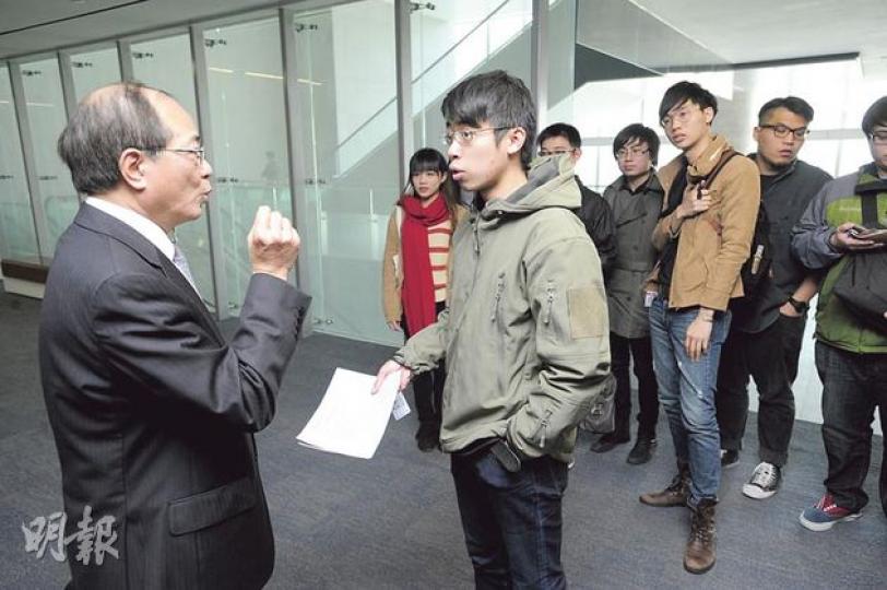 立法會教育事務委員會昨就自資專上教育召開特別會議,轄下社區學院被爆超收的嶺大,其學生會會長陳樹暉(左二)於會議室外當面質問教育局長吳克儉(左一),要求嚴正跟進補救及改善工作,吳承諾細閱嶺大調查報告並適切跟進。(尹錦恩攝) 立法會教育事務委員會昨就自資專上教育召開特別會議,轄下社區學院被爆超收的嶺大,其學生會會長陳樹暉(左二)於會議室外當面質問教育局長吳克儉(左一),要求嚴正跟進補救及改善工作,吳承諾細閱嶺大調查報告並適切跟進。(尹錦恩攝)