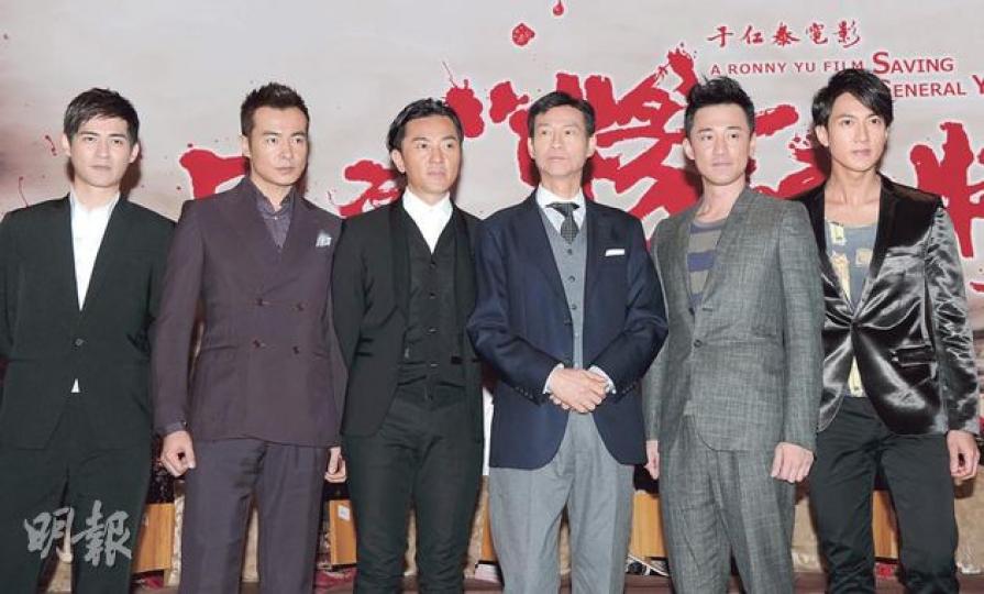 周渝民（左起）、于波、鄭伊健、鄭少秋、林峯及吳尊穿上筆挺西裝齊齊為新片《忠烈楊家將》造勢。（攝影﹕鍾偉茵）仔仔被追問感情事即面燶燶強擠笑容。（攝影﹕鍾偉茵）吳尊透露在片中會輕露肌肉，但絕對不是賣弄。（攝影﹕鍾偉茵）