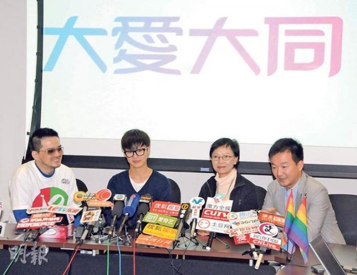 黃耀明(左起)、何韻詩、何秀蘭及陳志全成立「大愛同盟」,爭取政府就《性傾向歧視條例》立法問題諮詢。(攝影:孫華中)黃耀明與何韻詩手持彩虹旗,為爭取同志平權走在前線。(攝影:孫華中) 黃耀明(左起)、何韻詩、何秀蘭及陳志全成立「大愛同盟」,爭取政府就《性傾向歧視條例》立法問題諮詢。(攝影:孫華中)黃耀明與何韻詩手持彩虹旗,為爭取同志平權走在前線。(攝影:孫華中)