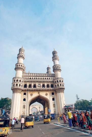 逾400年歷史的Charminar,有海得拉巴,便有它。(黃潔玲攝)Chowmahalla Palace從前的面積達45英畝,今天只有14英畝給保留下來,但現存的建築仍然宏偉。(黃潔玲攝)登上Charminar,海得拉巴的鬧市,盡收眼底。(黃潔玲攝)Nimrah Cafe & Bakery位於Charminar附近,是有名的茶店。(黃潔玲攝)Nimrah Cafe & Bakery供應的奶茶細細杯,香滑味濃,非常提神。(黃潔玲攝)當地的特色Osmania餅乾,鬆脆可口。(黃潔玲攝)市集內售賣手鐲 逾400年歷史的Charminar,有海得拉巴,便有它。(黃潔玲攝)Chowmahalla Palace從前的面積達45英畝,今天只有14英畝給保留下來,但現存的建築仍然宏偉。(黃潔玲攝)登上Charminar,海得拉巴的鬧市,盡收眼底。(黃潔玲攝)Nimrah Cafe & Bakery位於Charminar附近,是有名的茶店。(黃潔玲攝)Nimrah Cafe & Bakery供應的奶茶細細杯,香滑味濃,非常提神。(黃潔玲攝)當地的特色Osmania餅乾,鬆脆可口。(黃潔玲攝)市集內售賣手鐲