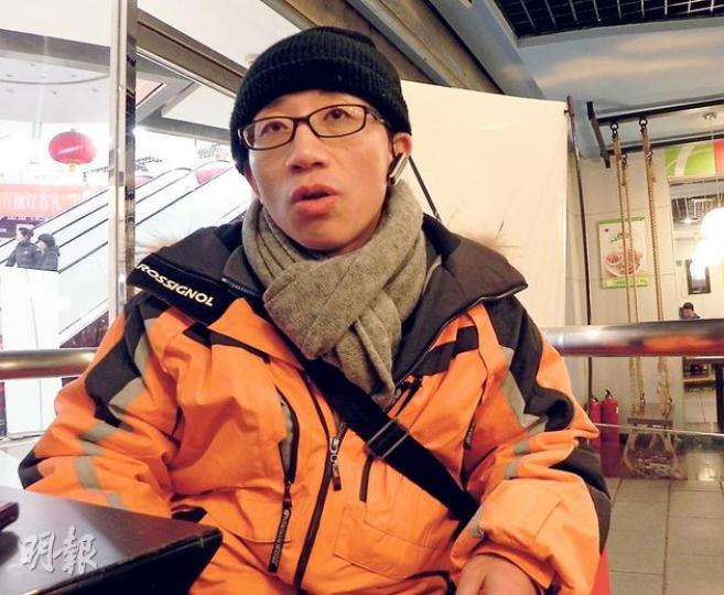北京維權人士胡佳準備申請來港,陪伴妻子曾金燕與5歲女兒。他表示,希望每年有6個月留港照顧妻女,其他時間在在大陸「開展工作」。(明報記者攝) 北京維權人士胡佳準備申請來港,陪伴妻子曾金燕與5歲女兒。他表示,希望每年有6個月留港照顧妻女,其他時間在在大陸「開展工作」。(明報記者攝)