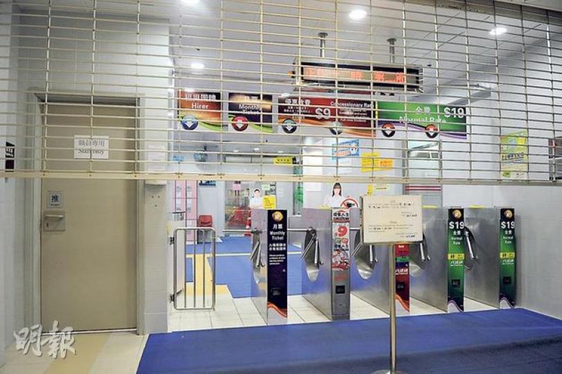 港島東游泳池(圖)昨疑因救生員病倒加上有救生員與管理層爭拗,昨兩度臨時關閉泳池,康文署向受影響泳客致歉。(衛永康攝) 港島東游泳池(圖)昨疑因救生員病倒加上有救生員與管理層爭拗,昨兩度臨時關閉泳池,康文署向受影響泳客致歉。(衛永康攝)