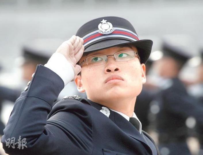 消防處長陳楚鑫的女兒陳奕妍投身警隊任職見習督察,受訓期間表現優異,昨於結業禮從主禮的保安局長黎棟國的手中,接過榮譽施禮榮盾,並獲榮譽警棍。(李紹昌攝) 消防處長陳楚鑫的女兒陳奕妍投身警隊任職見習督察,受訓期間表現優異,昨於結業禮從主禮的保安局長黎棟國的手中,接過榮譽施禮榮盾,並獲榮譽警棍。(李紹昌攝)