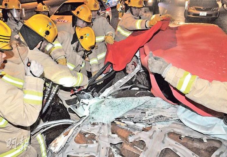 私家車高速撼向箭嘴車車尾後車頭變廢鐵,肇事司機梁順康(譯音)口鼻流血被困車廂(圖),消防員出動工具花半句鐘始將他救出,惜送院搶救後證實不治。(蔡方山攝)死者已懷孕逾5個月的妻子(右二)趕到醫院了解,得悉丈夫因車禍身亡後傷心欲絕。(蔡方山攝)車禍中箭嘴車被死者駕駛的「斯文跑車」猛撞車尾,衝力把工程車推前近百米,向左翻側橫亙路中。(蔡方山攝) 私家車高速撼向箭嘴車車尾後車頭變廢鐵,肇事司機梁順康(譯音)口鼻流血被困車廂(圖),消防員出動工具花半句鐘始將他救出,惜送院搶救後證實不治。(蔡方山攝)死者已懷孕逾5個月的妻子(右二)趕到醫院了解,得悉丈夫因車禍身亡後傷心欲絕。(蔡方山攝)車禍中箭嘴車被死者駕駛的「斯文跑車」猛撞車尾,衝力把工程車推前近百米,向左翻側橫亙路中。(蔡方山攝)