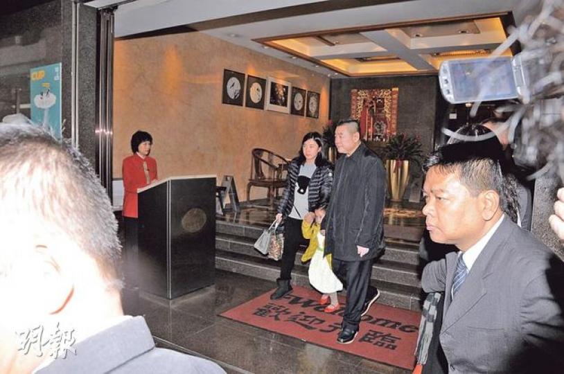 大劉與甘比拖着女兒秀樺步出福臨門。(攝影/記者﹕林祖傑)瘋狂粉絲Alice拿着相片說﹕「I am the one。」(攝影/記者﹕林祖傑) 大劉與甘比拖着女兒秀樺步出福臨門。(攝影/記者﹕林祖傑)瘋狂粉絲Alice拿着相片說﹕「I am the one。」(攝影/記者﹕林祖傑)