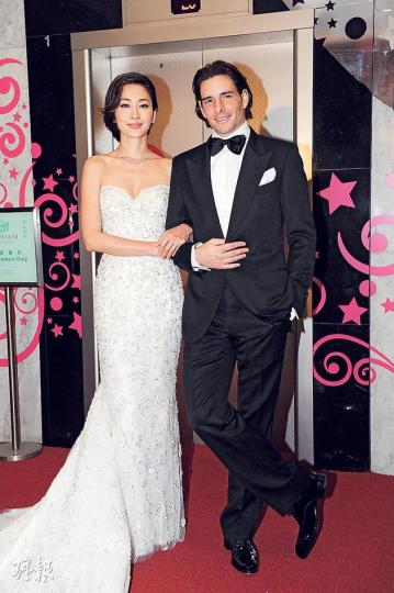 周汶錡穿上Elie Saab婚紗,幸福滿瀉地站在老公身邊。(攝影﹕鍾偉茵)周汶錡與老公Juilen情深一吻。(攝影﹕鍾偉茵)Juilen的父親在場中不時拍照。(攝影﹕鍾偉茵)劉嘉玲穿上20年代的復古晚裝到場。(攝影﹕鍾偉茵)黎姿昨晚畀面出席婚宴。(攝影﹕鍾偉茵)周汶錡笑言要在兄弟團中幫周麗淇物色男友。(攝影﹕鍾偉茵)關之琳被追問婚訊時笑而不語。(攝影﹕鍾偉茵)周慧敏希望一對新人開心快樂。(攝影﹕鍾偉茵)葉童夫婦一齊出席婚宴。(攝影﹕鍾偉茵)任達華因要開工,琦琦單拖赴會。(攝影﹕鍾偉茵)上山詩納一 周汶錡穿上Elie Saab婚紗,幸福滿瀉地站在老公身邊。(攝影﹕鍾偉茵)周汶錡與老公Juilen情深一吻。(攝影﹕鍾偉茵)Juilen的父親在場中不時拍照。(攝影﹕鍾偉茵)劉嘉玲穿上20年代的復古晚裝到場。(攝影﹕鍾偉茵)黎姿昨晚畀面出席婚宴。(攝影﹕鍾偉茵)周汶錡笑言要在兄弟團中幫周麗淇物色男友。(攝影﹕鍾偉茵)關之琳被追問婚訊時笑而不語。(攝影﹕鍾偉茵)周慧敏希望一對新人開心快樂。(攝影﹕鍾偉茵)葉童夫婦一齊出席婚宴。(攝影﹕鍾偉茵)任達華因要開工,琦琦單拖赴會。(攝影﹕鍾偉茵)上山詩納一