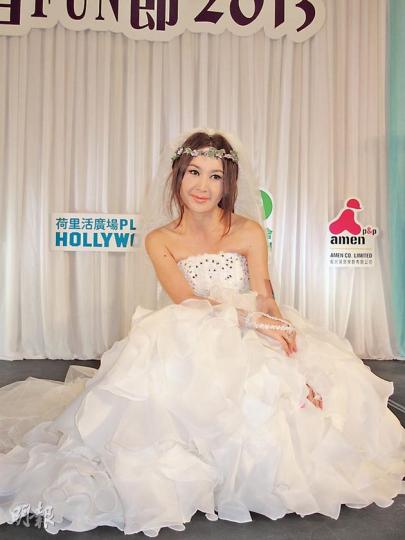 溫碧霞再次穿起婚紗,勾起當年在布吉結婚的回憶。(攝影/記者:柯美) 溫碧霞再次穿起婚紗,勾起當年在布吉結婚的回憶。(攝影/記者:柯美)