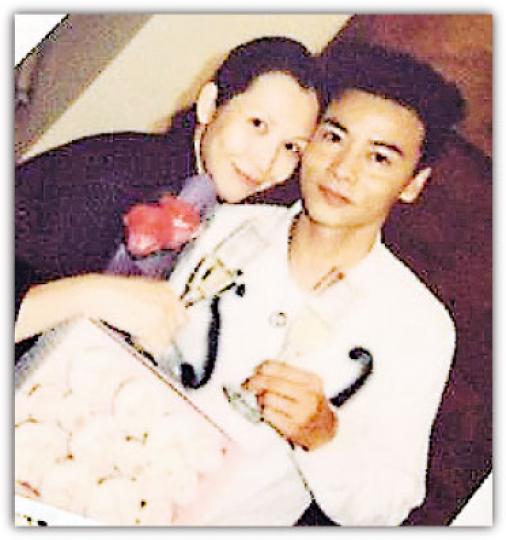 蔡少芬在微博放上與老公張晉的合照。(微博圖片)蔡少芬的女兒留在香港,父母則在廣州和北京工作。(微博圖片) 蔡少芬在微博放上與老公張晉的合照。(微博圖片)蔡少芬的女兒留在香港,父母則在廣州和北京工作。(微博圖片)