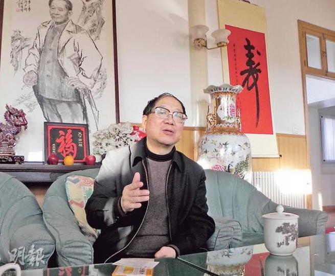 一身便服的胡德華在家中接受本報專訪,談及改革方向是要落實憲法賦予人民的權利。他背後是大幅的胡耀邦畫像。(明報記者攝) 一身便服的胡德華在家中接受本報專訪,談及改革方向是要落實憲法賦予人民的權利。他背後是大幅的胡耀邦畫像。(明報記者攝)