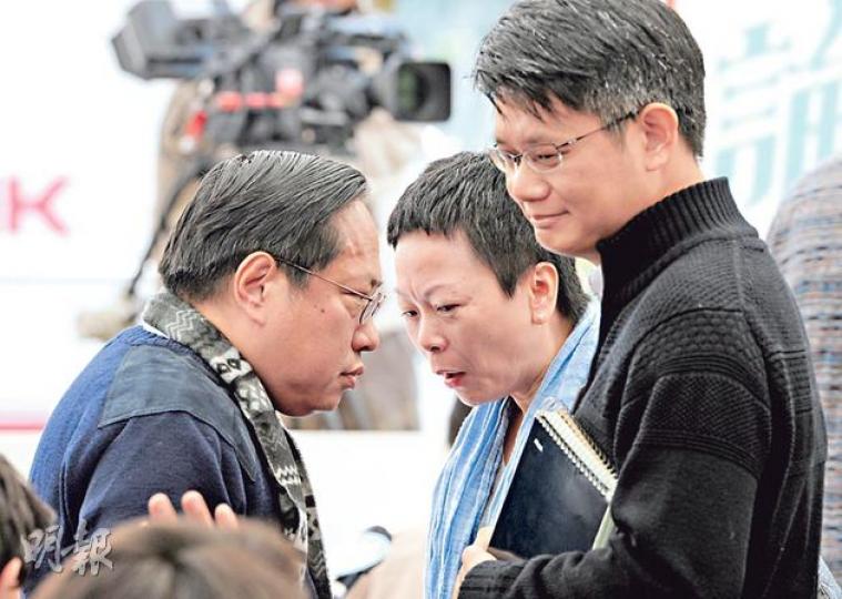民主黨何俊仁(左)、記協副主席任美貞(中)、職工盟總幹事蒙兆達(右)昨出席港台節目《城市論壇》,3人均反對新《公司條例》收緊查冊董事資料。(尹錦恩攝)(明報製圖) 民主黨何俊仁(左)、記協副主席任美貞(中)、職工盟總幹事蒙兆達(右)昨出席港台節目《城市論壇》,3人均反對新《公司條例》收緊查冊董事資料。(尹錦恩攝)(明報製圖)