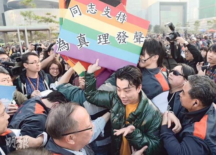 教會音樂會舉行期間,約10名支持性傾向歧視條例立法的人士到場,並高舉「彩虹」標語聲言「為真理發聲」,大會糾察人員要求他們離場,秩序一度混亂。(余俊亮攝)基督教團體逾萬人昨到添馬公園參與祈禱音樂會,以禱告及詩歌高呼「關愛共融」及「人人平等」,同時宣告若性傾向歧視條例立法,會造成「逆向歧視」。(余俊亮攝)基督徒姚煒在台上聲淚俱下,訴說因女兒公開同志婚訊,曾令她幾乎崩潰,女兒趙式芝則上台與母親擁抱,二人冰釋前嫌,博得台下掌聲。(余俊亮攝)(明報製圖) 教會音樂會舉行期間,約10名支持性傾向歧視條例立法的人士到場,並高舉「彩虹」標語聲言「為真理發聲」,大會糾察人員要求他們離場,秩序一度混亂。(余俊亮攝)基督教團體逾萬人昨到添馬公園參與祈禱音樂會,以禱告及詩歌高呼「關愛共融」及「人人平等」,同時宣告若性傾向歧視條例立法,會造成「逆向歧視」。(余俊亮攝)基督徒姚煒在台上聲淚俱下,訴說因女兒公開同志婚訊,曾令她幾乎崩潰,女兒趙式芝則上台與母親擁抱,二人冰釋前嫌,博得台下掌聲。(余俊亮攝)(明報製圖)