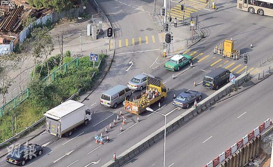 香港汽車工業學會會長李耀培批評,箭嘴車泊於吐露港公路轉入大埔太和路的彎位後位置(圖),該處屬公路落斜路段及設有彎位,駕駛者隨時收掣不及撞向箭嘴車。(鄧宗弘攝) 香港汽車工業學會會長李耀培批評,箭嘴車泊於吐露港公路轉入大埔太和路的彎位後位置(圖),該處屬公路落斜路段及設有彎位,駕駛者隨時收掣不及撞向箭嘴車。(鄧宗弘攝)