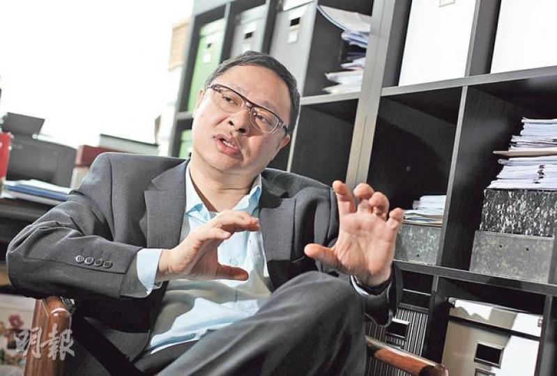 與律政司長袁國強為大學同學的港大法律系副教授戴耀廷(圖),批評對方未有做好捍衛法治的把關工作,更質疑他對《基本法》的認知有限。 (李澤彤攝) 與律政司長袁國強為大學同學的港大法律系副教授戴耀廷(圖),批評對方未有做好捍衛法治的把關工作,更質疑他對《基本法》的認知有限。 (李澤彤攝)