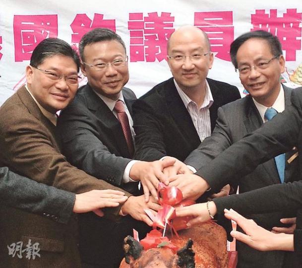 民建聯副主席張國鈞(左二)區議員辦事處開幕,政制及內地事務局長譚志源(右二)及黨友葉國謙(右一)都有到賀。(何曉勤攝) 民建聯副主席張國鈞(左二)區議員辦事處開幕,政制及內地事務局長譚志源(右二)及黨友葉國謙(右一)都有到賀。(何曉勤攝)