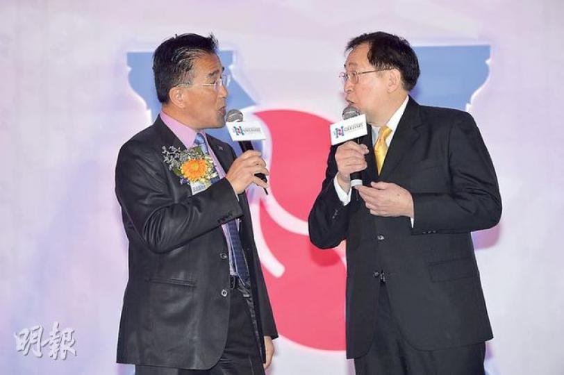 田北辰(左)同前食衛局長周一嶽喺新民黨兩周年晚宴合唱英文經典歌曲Devoted to You,雖然兩個人把聲唔係好夾,但好彩有眼神搭夠。(鄧宗弘攝)新民黨兩周年慶祝典禮,主席葉劉淑儀(右)同副主席田北辰(左)都以紅衣迎賓,特首梁振英(中)也來道賀。(鄧宗弘攝) 田北辰(左)同前食衛局長周一嶽喺新民黨兩周年晚宴合唱英文經典歌曲Devoted to You,雖然兩個人把聲唔係好夾,但好彩有眼神搭夠。(鄧宗弘攝)新民黨兩周年慶祝典禮,主席葉劉淑儀(右)同副主席田北辰(左)都以紅衣迎賓,特首梁振英(中)也來道賀。(鄧宗弘攝)