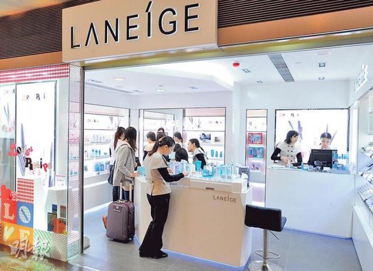 朗豪坊的LANEIGE分店昨仍出售兩款聖誕套裝,職員指店內有現貨出售,毋須預訂。(尹錦恩攝) 朗豪坊的LANEIGE分店昨仍出售兩款聖誕套裝,職員指店內有現貨出售,毋須預訂。(尹錦恩攝)