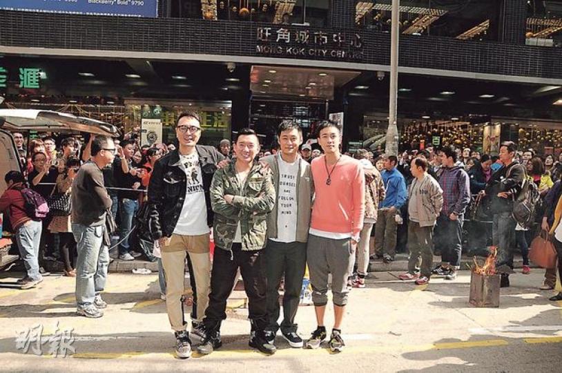 鄒凱光(左起)、杜汶澤、余文樂、曾國祥在旺角為《飛虎精英之套票出征》舉行拜神儀式。(攝影:孫華中) 鄒凱光(左起)、杜汶澤、余文樂、曾國祥在旺角為《飛虎精英之套票出征》舉行拜神儀式。(攝影:孫華中)