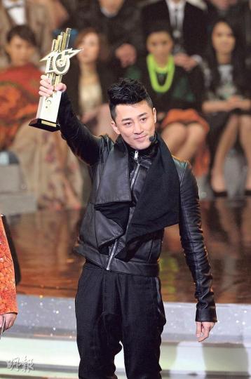 林峯連奪3個大獎,包括首奪「最受歡迎男歌星」,終於吐氣揚眉。(攝影:鍾偉茵、梁迺楠)曾志偉叫林峯不用理會閒言閒語。(攝影:鍾偉茵、梁迺楠)LOLLIPOP F首奪「亞太區最受歡迎男歌星」非常高興。(攝影:鍾偉茵、梁迺楠)頒發新人獎時發生烏龍事件,羅力威(左)原本銅獎卻變成金獎,胡鴻鈞(中)才是真正金獎得主,右為銀獎得主馮允謙。(攝影:鍾偉茵、梁迺楠)Twins重奪亞太區最受歡迎香港女歌星獎,阿Sa激動狂喊,阿嬌冷靜得多。(攝影:鍾偉茵、梁迺楠)容祖兒8奪最受歡迎女歌星獎,雖然欠驚喜,但她唔攞的話 林峯連奪3個大獎,包括首奪「最受歡迎男歌星」,終於吐氣揚眉。(攝影:鍾偉茵、梁迺楠)曾志偉叫林峯不用理會閒言閒語。(攝影:鍾偉茵、梁迺楠)LOLLIPOP F首奪「亞太區最受歡迎男歌星」非常高興。(攝影:鍾偉茵、梁迺楠)頒發新人獎時發生烏龍事件,羅力威(左)原本銅獎卻變成金獎,胡鴻鈞(中)才是真正金獎得主,右為銀獎得主馮允謙。(攝影:鍾偉茵、梁迺楠)Twins重奪亞太區最受歡迎香港女歌星獎,阿Sa激動狂喊,阿嬌冷靜得多。(攝影:鍾偉茵、梁迺楠)容祖兒8奪最受歡迎女歌星獎,雖然欠驚喜,但她唔攞的話