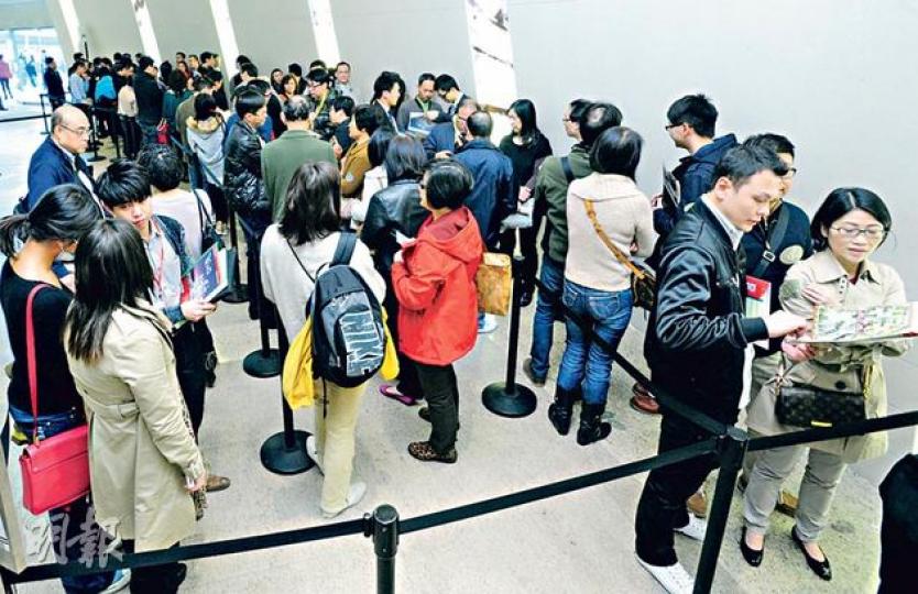 新地天晉2期兩日沽近100伙,發展商即變招加價,昨日加推單位中,大部分不連車位,變相加價約一成,圖為準買家於售樓處外排隊;而發展商昨未有開放售樓處內予傳媒採訪。(尹錦恩攝) 新地天晉2期兩日沽近100伙,發展商即變招加價,昨日加推單位中,大部分不連車位,變相加價約一成,圖為準買家於售樓處外排隊;而發展商昨未有開放售樓處內予傳媒採訪。(尹錦恩攝)