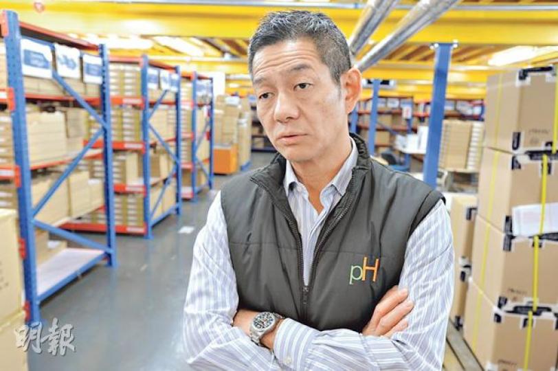 從事物流業40年的陳鏡治表示,過去香港於傳統物流上學習到的技巧,應用在這種新業務上亦適合,像不同貨物集中處理和拆散包裝,可以方便進行快捷出貨。(尹錦恩攝) 從事物流業40年的陳鏡治表示,過去香港於傳統物流上學習到的技巧,應用在這種新業務上亦適合,像不同貨物集中處理和拆散包裝,可以方便進行快捷出貨。(尹錦恩攝)