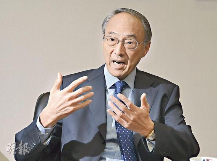 東方海外主席董建成說,公司訂製新船時已跟韓國船廠詳細規劃,船底有特別設計,可以適應不同的載重量,「食水」深度不同,達到盡量節省燃料的目標。(陳淑安攝)(明報製圖)(明報製圖)(明報製圖)(明報製圖) 東方海外主席董建成說,公司訂製新船時已跟韓國船廠詳細規劃,船底有特別設計,可以適應不同的載重量,「食水」深度不同,達到盡量節省燃料的目標。(陳淑安攝)(明報製圖)(明報製圖)(明報製圖)(明報製圖)