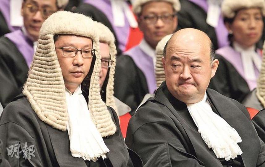 終審法院首席法官馬道立(右)與律政司長袁國強(左),同在法律年度開啟典禮上「不點名」提及外傭案釋法爭議與司法獨立議題。(李澤彤攝)馬道立指終審法院將於2015年年中由炮台里遷往舊立法會大樓。 (李澤彤攝)(明報製圖) 終審法院首席法官馬道立(右)與律政司長袁國強(左),同在法律年度開啟典禮上「不點名」提及外傭案釋法爭議與司法獨立議題。(李澤彤攝)馬道立指終審法院將於2015年年中由炮台里遷往舊立法會大樓。 (李澤彤攝)(明報製圖)