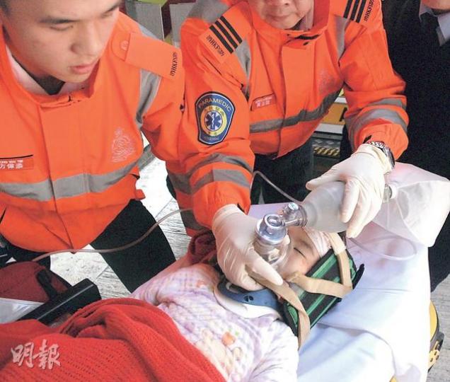 兩歲半女童在北角七姊妹道9樓寓所的梳化玩耍時,從無窗花的窗戶墮樓,送院時奄奄一息,經搶救後不治。(楊嘉欣攝)居於內地的女童來港度假卻不幸墮斃,其內地母親(前左)昨認屍後傷心欲絕,由港人丈夫攙扶離開醫院往警署錄口供。(楊嘉欣攝)女童由9樓家中(紅框示)直墮1樓平台的鐵絲網上蓋(紅圈示),送院急救後不治。上圖為警方到女童墮樓單位的無窗花窗戶套取指模蒐證。(雲錦鋒攝)女童墮斃意外,警員一度帶走當時正照顧女童的姨母(遮面者)助查,她其後已獲釋。(伍浦鋒攝) 兩歲半女童在北角七姊妹道9樓寓所的梳化玩耍時,從無窗花的窗戶墮樓,送院時奄奄一息,經搶救後不治。(楊嘉欣攝)居於內地的女童來港度假卻不幸墮斃,其內地母親(前左)昨認屍後傷心欲絕,由港人丈夫攙扶離開醫院往警署錄口供。(楊嘉欣攝)女童由9樓家中(紅框示)直墮1樓平台的鐵絲網上蓋(紅圈示),送院急救後不治。上圖為警方到女童墮樓單位的無窗花窗戶套取指模蒐證。(雲錦鋒攝)女童墮斃意外,警員一度帶走當時正照顧女童的姨母(遮面者)助查,她其後已獲釋。(伍浦鋒攝)