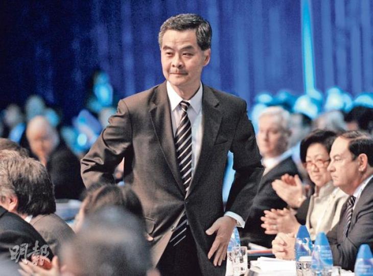 特首梁振英昨出席亞洲金融論壇時表示,本周四(17日)將公布成立金融發展局的詳情,又說金融發展局成立目的是促進本港金融服務業發展。(尹錦恩攝) 特首梁振英昨出席亞洲金融論壇時表示,本周四(17日)將公布成立金融發展局的詳情,又說金融發展局成立目的是促進本港金融服務業發展。(尹錦恩攝)