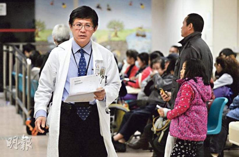 伊利沙伯醫院急症室主管何曉輝（左）指出，尚未踏入流感高峰，伊院急症室求診人次已令其部門不勝負荷，周日有病人通宵輪候8小時仍未獲診治，令急症室醫護壓力大增。（余俊亮攝）（明報製圖）