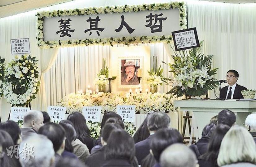 本港著名詩人梁秉鈞(也斯)昨於香港殯儀館設靈,逾1100人陪伴也斯走最後一程。設靈期間,也斯親友輪流致辭及朗誦其詩作。儀式以出席者合唱歌曲You raise me up作結。(鄧宗弘攝)也斯兒子梁以文(右)致辭時形容,父親一生「在美麗的白雲和殘酷現實之間,尋找生存平衡空間」。(鄧宗弘攝) 本港著名詩人梁秉鈞(也斯)昨於香港殯儀館設靈,逾1100人陪伴也斯走最後一程。設靈期間,也斯親友輪流致辭及朗誦其詩作。儀式以出席者合唱歌曲You raise me up作結。(鄧宗弘攝)也斯兒子梁以文(右)致辭時形容,父親一生「在美麗的白雲和殘酷現實之間,尋找生存平衡空間」。(鄧宗弘攝)