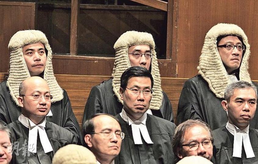 資深大律師石永泰(後排右一)係新一屆大律師公會主席熱門人選,噚日佢同前律政司長黃仁龍(後排左一)、監警會主席兼資深大律師翟紹唐(後排中)一齊出席法律年儀式。(李澤彤攝) 資深大律師石永泰(後排右一)係新一屆大律師公會主席熱門人選,噚日佢同前律政司長黃仁龍(後排左一)、監警會主席兼資深大律師翟紹唐(後排中)一齊出席法律年儀式。(李澤彤攝)