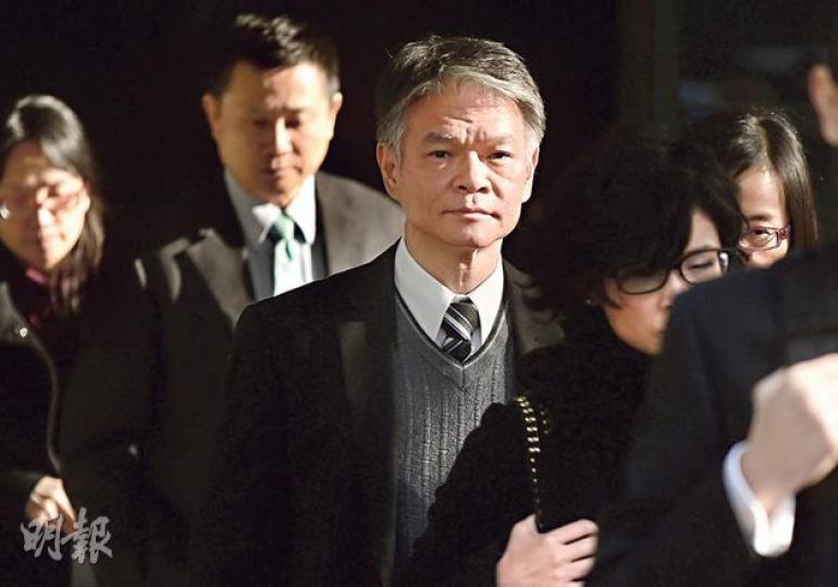 港燈發電科總經理鄭祖瀛(中)昨出席南丫島海難研訊,承認海難之前已早知有小童登船,但沒考慮提供童裝救生衣,因兒童正常情况下也可用上救生筏保命。(余俊亮攝) 港燈發電科總經理鄭祖瀛(中)昨出席南丫島海難研訊,承認海難之前已早知有小童登船,但沒考慮提供童裝救生衣,因兒童正常情况下也可用上救生筏保命。(余俊亮攝)
