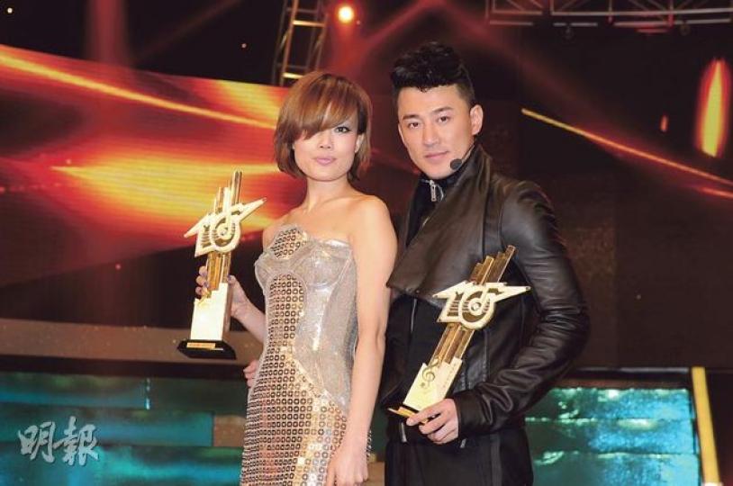 容祖兒和林峯在欠缺對手的情况中,成為最受歡迎男、女歌星屬意料中事。(攝影﹕鍾偉茵、劉永銳、李維隆、梁迺楠)林峯首奪夢寐以求的「最受歡迎男歌星獎」,獲大批歌迷放紙炮道賀!(攝影﹕鍾偉茵、劉永銳、李維隆、梁迺楠)陳慧琳提議無綫取消「亞太歌星」獎項。(攝影﹕鍾偉茵、劉永銳、李維隆、梁迺楠)楊千嬅踢爆早知道王菀之會得「金曲金獎」。(攝影﹕鍾偉茵、劉永銳、李維隆、梁迺楠) 容祖兒和林峯在欠缺對手的情况中,成為最受歡迎男、女歌星屬意料中事。(攝影﹕鍾偉茵、劉永銳、李維隆、梁迺楠)林峯首奪夢寐以求的「最受歡迎男歌星獎」,獲大批歌迷放紙炮道賀!(攝影﹕鍾偉茵、劉永銳、李維隆、梁迺楠)陳慧琳提議無綫取消「亞太歌星」獎項。(攝影﹕鍾偉茵、劉永銳、李維隆、梁迺楠)楊千嬅踢爆早知道王菀之會得「金曲金獎」。(攝影﹕鍾偉茵、劉永銳、李維隆、梁迺楠)