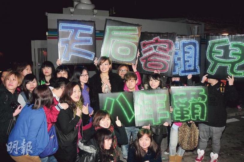 容祖兒臨走時不忘與守候多時的歌迷大合照。(攝影﹕鍾偉茵、劉永銳、李維隆、梁迺楠) 容祖兒臨走時不忘與守候多時的歌迷大合照。(攝影﹕鍾偉茵、劉永銳、李維隆、梁迺楠)