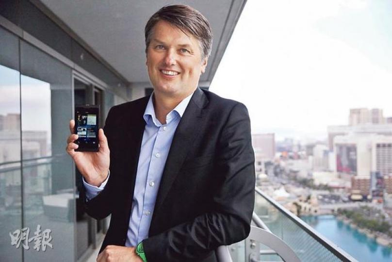 Kristian Tear(一鋒攝)BlackBerry Hub整合了來自BBM、電子郵件、短訊、語音通話以至社交網絡的信息,讓客戶隨時隨地與外界保持緊密聯繫,你更可隨時從右拉出信息顯示。(一鋒攝)透過BlackBerry Balance,讓用家在單一裝置同時處理工作(Work)與個人(Personal)事務,輕掃及觸碰手機,便能快速在兩個空間中任意轉換。另外,如公司有需要剷除的程式,較方便之餘,也不會影響個人應用程式。(一鋒攝)Time Shift Camera可捕捉拍攝人像前、後數毫秒的影像 Kristian Tear(一鋒攝)BlackBerry Hub整合了來自BBM、電子郵件、短訊、語音通話以至社交網絡的信息,讓客戶隨時隨地與外界保持緊密聯繫,你更可隨時從右拉出信息顯示。(一鋒攝)透過BlackBerry Balance,讓用家在單一裝置同時處理工作(Work)與個人(Personal)事務,輕掃及觸碰手機,便能快速在兩個空間中任意轉換。另外,如公司有需要剷除的程式,較方便之餘,也不會影響個人應用程式。(一鋒攝)Time Shift Camera可捕捉拍攝人像前、後數毫秒的影像
