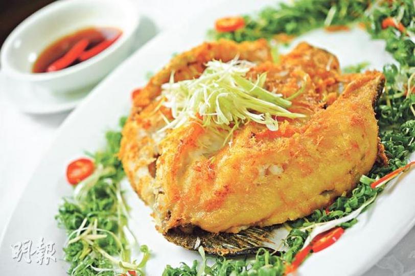 油浸冧哥 - 翻開香脆魚皮,驚見魚肉似蒸多於炸,頗嫩滑。陳師傅指要小心將魚開邊,「從腩位開半容易流失水分,魚的精華隨之流失,從頸位沿脊骨開,得以保留魚肉精華」。(每両$18.5,圖約二斤四両,$666)(B)(葉思雅攝)行政總廚陳基英(圖左)。(葉思雅攝) 油浸冧哥 - 翻開香脆魚皮,驚見魚肉似蒸多於炸,頗嫩滑。陳師傅指要小心將魚開邊,「從腩位開半容易流失水分,魚的精華隨之流失,從頸位沿脊骨開,得以保留魚肉精華」。(每両$18.5,圖約二斤四両,$666)(B)(葉思雅攝)行政總廚陳基英(圖左)。(葉思雅攝)