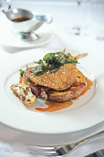 Duck confit and sautéed potatoes﹕脆皮之下實為細嫩肉質,還吃到豐盈肉汁。傳統鴨腿配以薯仔,以泡過鴨腿的鴨油加鹽、百里香煎香,盡吸油香脂美,甚滋味。($198,C)(葉思雅攝)(圖E)(葉思雅攝) Duck confit and sautéed potatoes﹕脆皮之下實為細嫩肉質,還吃到豐盈肉汁。傳統鴨腿配以薯仔,以泡過鴨腿的鴨油加鹽、百里香煎香,盡吸油香脂美,甚滋味。($198,C)(葉思雅攝)(圖E)(葉思雅攝)