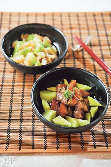 菌油漬海參(前),藤椒油海蜇花(後)﹕本身爽脆的食物如海參或海蜇,以油漬過亦不會顯得「油稔稔」。(菌油漬海參$108,藤椒油海蜇花$88,A)(葉思雅攝)菌油(葉思雅攝) 菌油漬海參(前),藤椒油海蜇花(後)﹕本身爽脆的食物如海參或海蜇,以油漬過亦不會顯得「油稔稔」。(菌油漬海參$108,藤椒油海蜇花$88,A)(葉思雅攝)菌油(葉思雅攝)